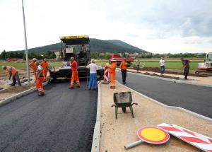 ASFALTIRANJE KROŽIŠČA FOTO LJUBO VUKELIČ 07